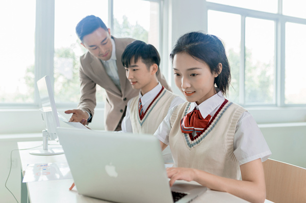 初高中毕业的女孩子学什么技术好？